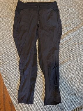 Lululemon Black cropped straight leg dance studio pants women’s sz 8